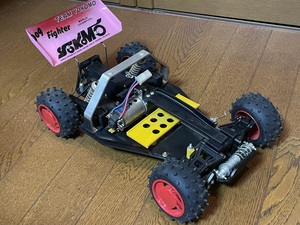 teru_kcf's tweet photo. 今週末のヨコモ・ビンテージ・ファンミーティングの持ち込み車両の準備中♪
ワンダードックSEと初代RC10😊
当時の塗装の雑なこと🤣
中学生？小学生？の頃ゆえ、それも思い出か😊
この2台は走らせません https://t.co/Wd5pHObdnI
