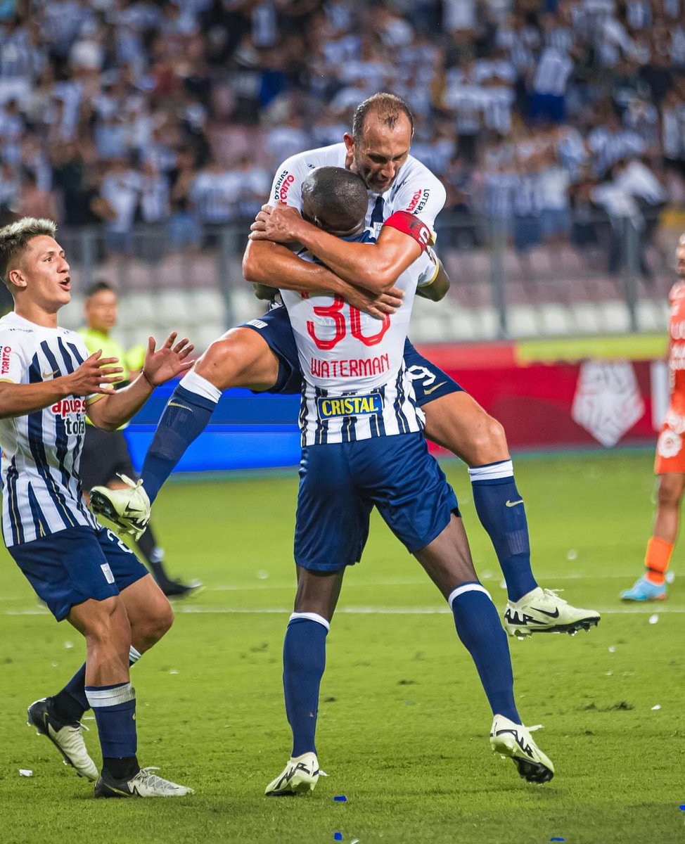 Hernanbarcos's tweet photo. Un gran comienzo, feliz por la unión del grupo y nuestra nación blanquiazul, a seguir por este camino con autocríticas y mejorando día a día https://t.co/tCKR9icFce