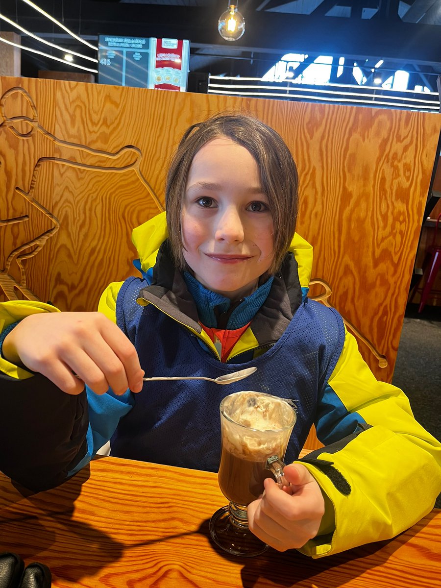 A hot chocolate stop is always important after working our legs so hard! ☕️ 🍫 ❄️ #vlastinaski