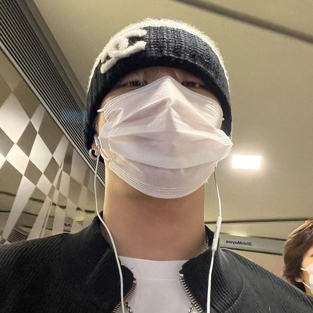 bom dia pra quem bebeu tudo que não deveria ontem 👋🏻