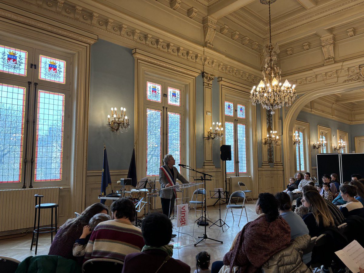 Mairiedu20's tweet photo. 🎷VŒUX ET CONTE MUSICAL🎻
Ce samedi, le maire de #Paris20 a adressé ses vœux aux enfants de 3-7 ans et leurs familles. Ils ont ensuite assisté au #ConteMusical participatif « Histoire du Chat qui s’en va tout seul », de la @philharmonie, d’après un récit de #RudyardKipling. https://t.co/bdNzbr94Ee