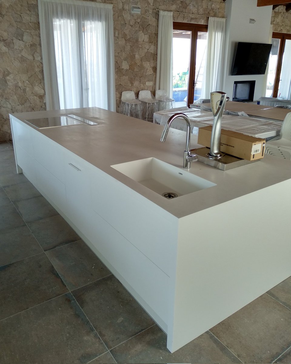 Comenzamos la semana con esta isla de estilo moderno que combina perfectamente con el estilo rústico de la casa creando un ambiente ecléctico. 
#vikkerbaun #cocinasdecalidad #cocinasconisla #cocinasmodernas #diseñodecocinas #cocinasamedida #mueblesamedida #mueblesdecocina