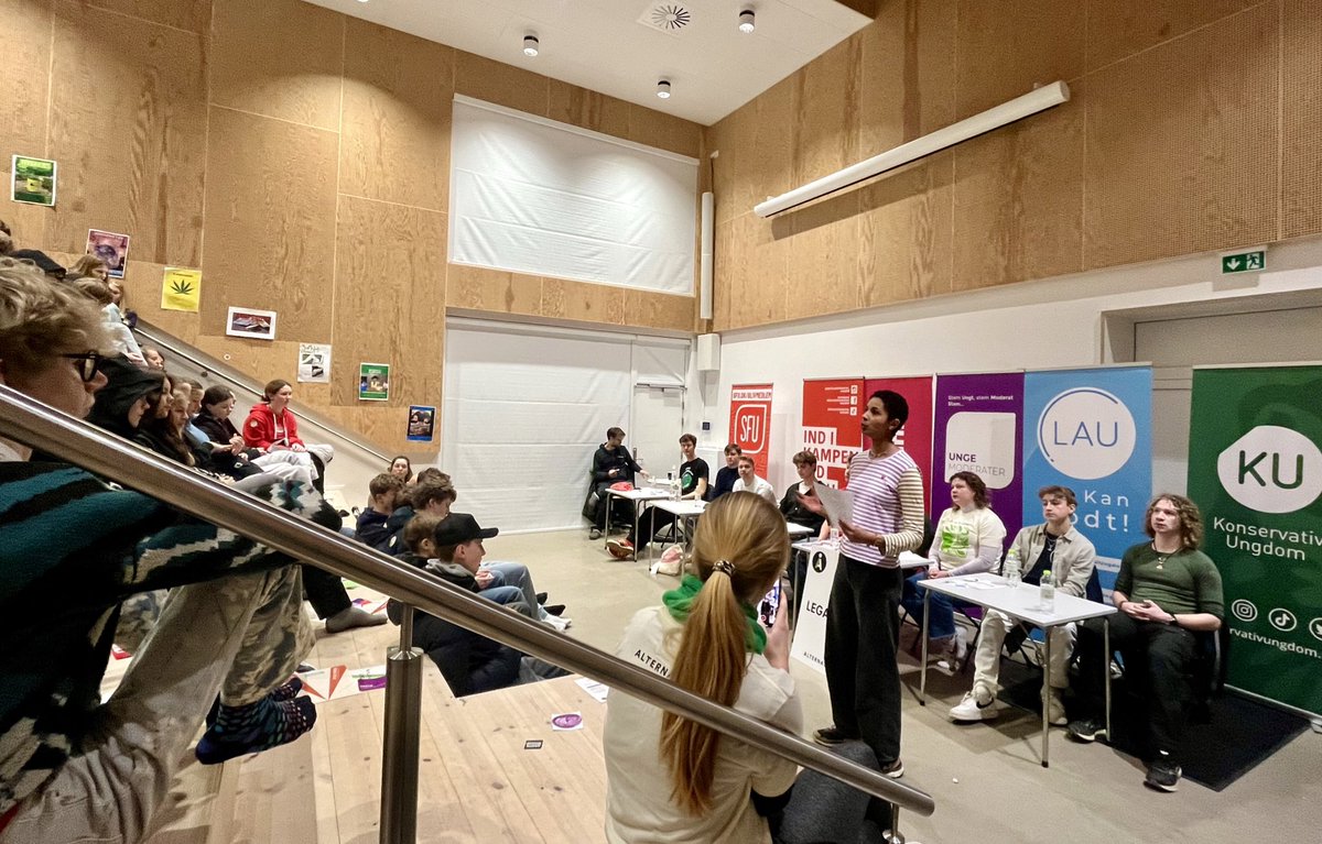 Skolevalgsdebat på Christianshavns Skole 🗳️ Tak til @OlumekoC for at åbne debatten med en klar opfordring til at unge engagerer sig i demokrati og politik 🙌 #dkpol #skolevalg2024