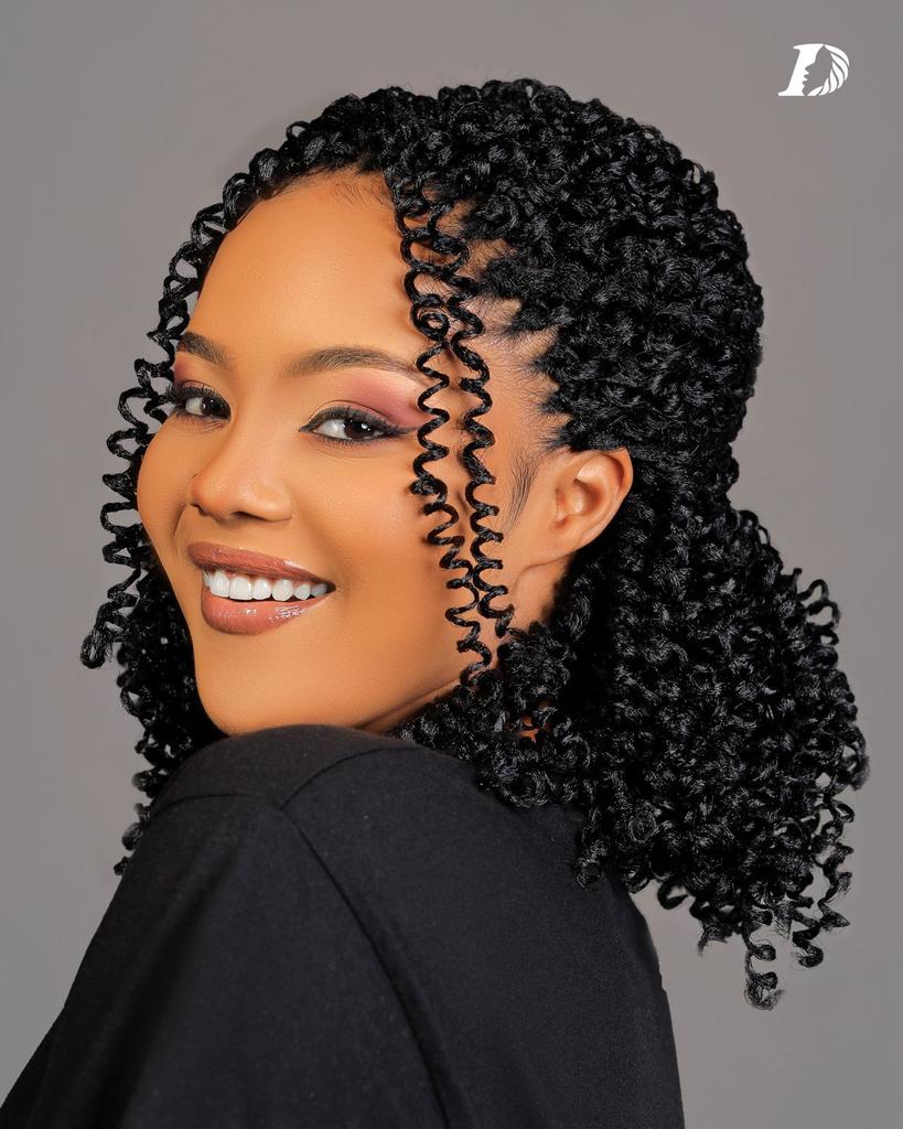 DarlingUg's tweet photo. These are some styling ideas you Can try with your ✨️passion twist✨️ crochet 

👉Extremely affordable with firm, bouncing, and youthful curls…

👉one packet is enough for this particular hairstyle.

👉super light and easy to install 
 #FindYourBeautiful https://t.co/a4deEtwby5