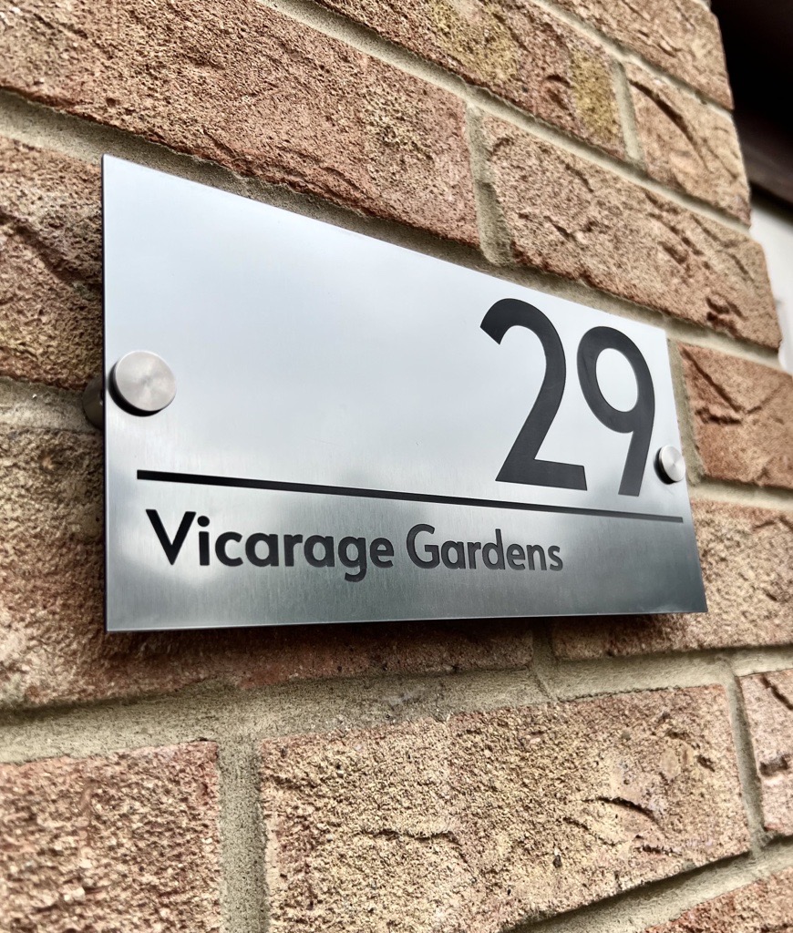 TroLase Metallic Plus is the perfect alternative to metal for exterior signs, door numbers and more! 😁

Check it out 👉engraving-supplies.co.uk/lasermaterials…

#lasercutting #laserengraving #signage #metallic #engravingmaterials #troteclaser