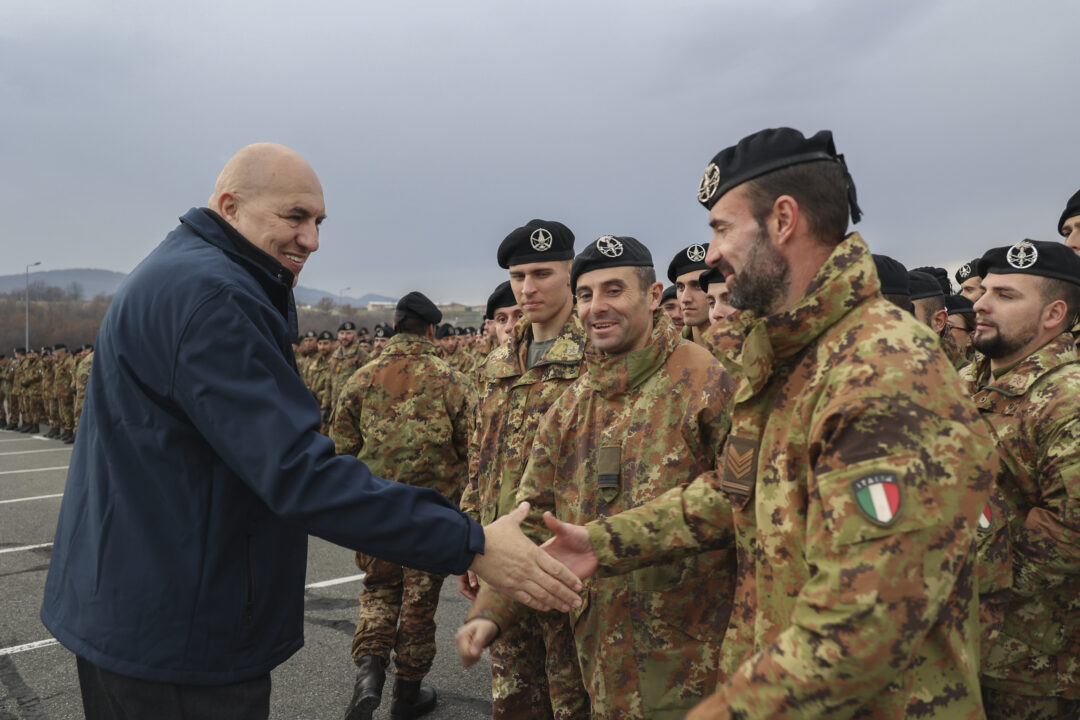 dariodangelo91's tweet photo. 🚨🇮🇹 Il ministro della Difesa #Crosetto a La Stampa: "Abbiamo trasformato le forze armate con l’idea che non ci fosse più bisogno di difendere il nostro territorio e che la pace fosse una conquista di fatto irreversibile. Le forze armate, in questo quadro, al massimo partecipano a missioni di pace, senza arrivare a scontri veri e propri. Ora i recinti sono stati abbattuti, non ci sono più regole. (...) Lo scenario peggiore? Doversi difendere sul proprio territorio. Altra cosa che va prevista è intervenire in Paesi lontani per difendere gli interessi italiani (...) So che è un discorso difficile da accettare perché tutti noi tendiamo a nasconderci in una comfort zone. (...) Noi non vogliamo la guerra, i riservisti non servono per fare la guerra, ma per difendersi, in supporto alle forze armate regolari, e solo nel caso, poco probabile, di un attacco diretto".
