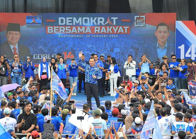 PDemokrat's tweet photo. Hadir berbagai kalangan masyarakat dari anak-anak muda, nelayan, petani, ibu-ibu, relawan, para caleg, kader dan simpatisan Partai Demokrat yang ada di Banyuwangi dan sekitarnya. https://t.co/ijWWFLJm4Y
