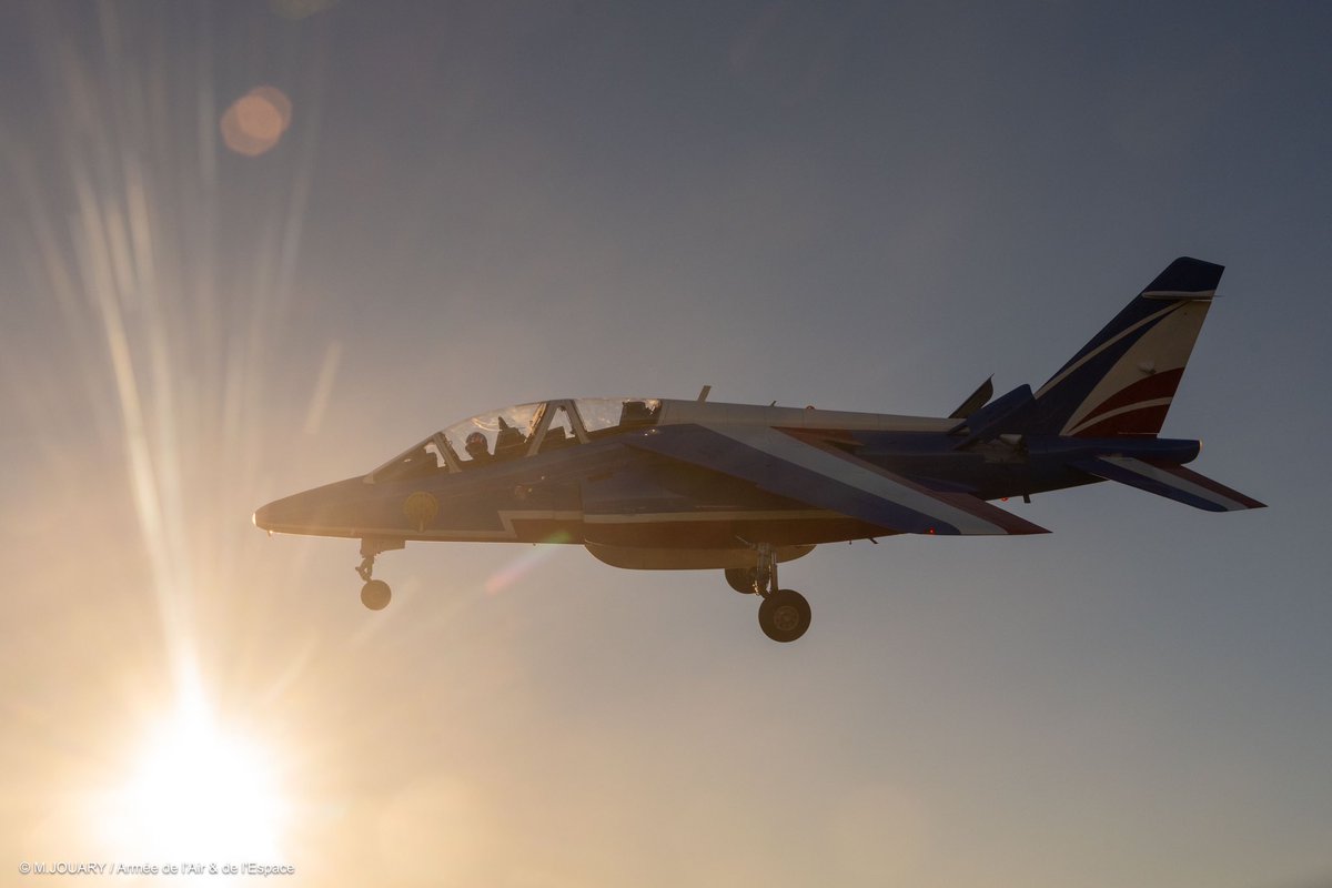PAFofficiel's tweet photo. [CLICHÉS] Golden hour 🌞 Quand la lumière sublime l’entraînement !

@Armee_de_lair 
@Armees_Gouv https://t.co/aNfBn5AjSS