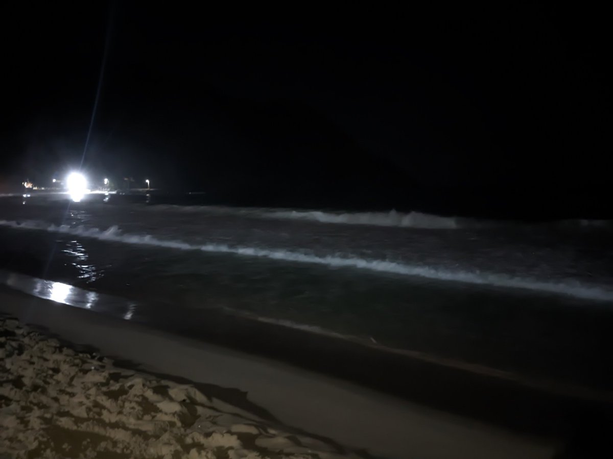 Maniihot's tweet photo. Estoy en la playa y tengo un vídeo bañándome desnuda 🤭, quien lo quiere? https://t.co/5wFDclpfYI