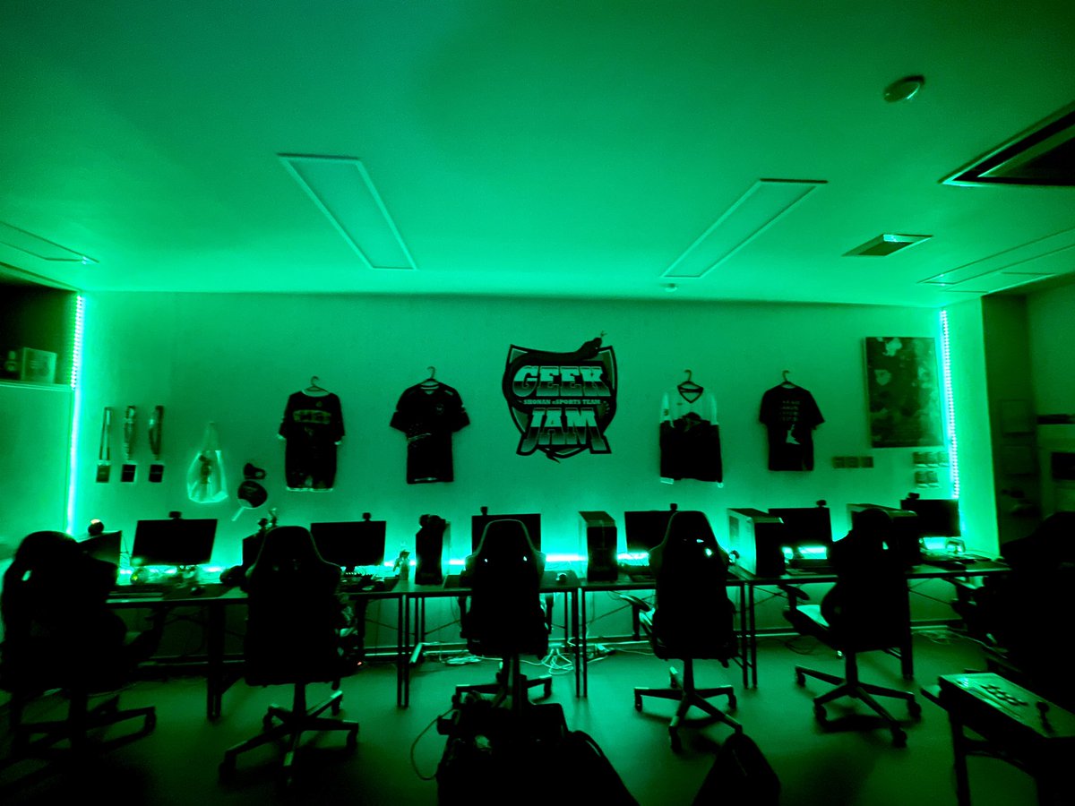 EShonan's tweet photo. アメリカ🇺🇸に行ったらどこの部室にもLEDが付いてて、意味あるの？って聞いたら「ある」って言われたので、部室にLEDライト付けました💡理由は…今は内緒🤫
#立正大淞南eスポーツ部 
#淞南eスポーツ部 
#geekjam https://t.co/18DxmBPiFQ