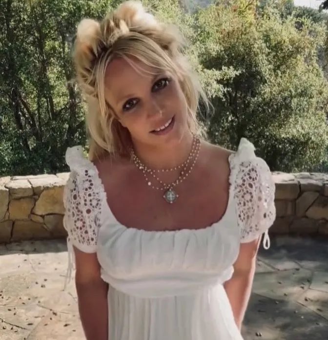 BritneyTheStan's tweet photo. Britney Spears apologizing to Justin before he apologized to her is EXACTLY why Britney is the sweetest human being and why Justin is still scum of the Earth. She is the one who was hurt by him, and yet she’s the one apologizing? Make it make sense. https://t.co/oeaHM7ZYNs
