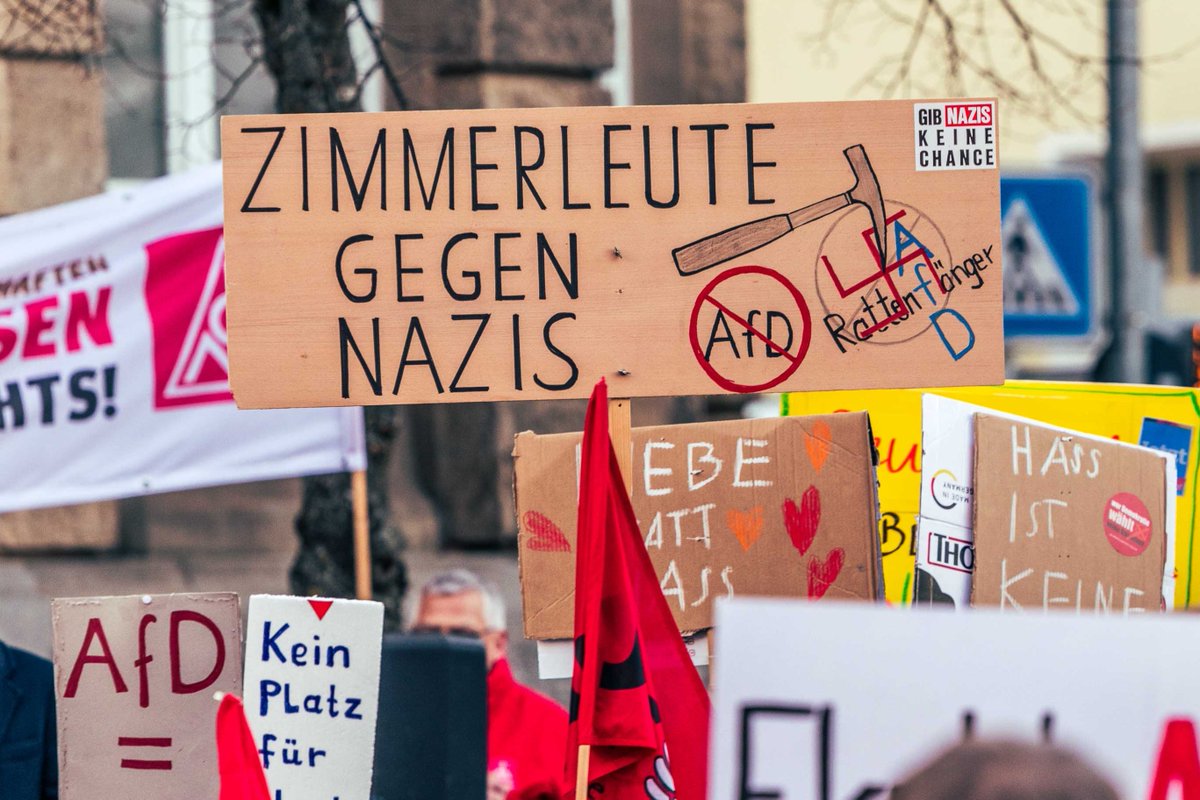 joergnurnberger's tweet photo. Klare Kante #gegenRechts auch vom Handwerk #zimmerleutegegenrechts #hofandersaale https://t.co/kHHw54dO36
