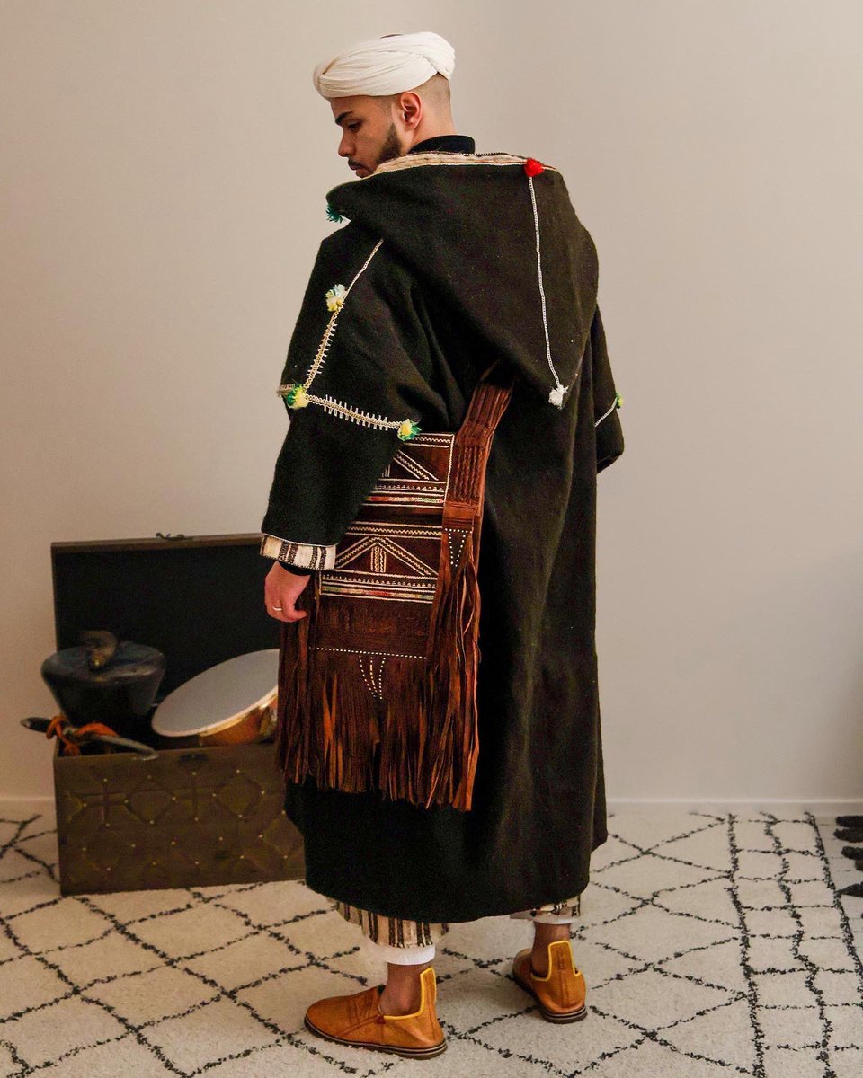 Azdjab/Tajarodečt chez les rifains 
Jellaba bwardya chez les Jbala  
Vêtements traditionnel des montagnes du Rif. 
Ici porté avec Aza3bod/ Aqrab rifain , ce sac profond en cuir brodé reconnaissable avec ces longues franges typiques.