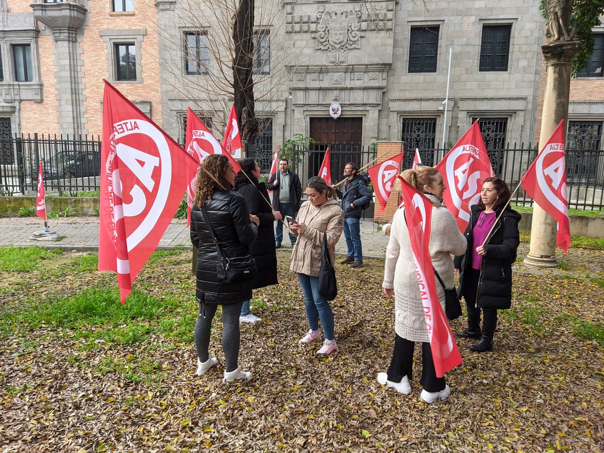 Hoy nos concretamos en el Consulado de Perú en apoyo a nuestro compañero represaliado por crear sección sindical y organizarse para defender sus derechos.