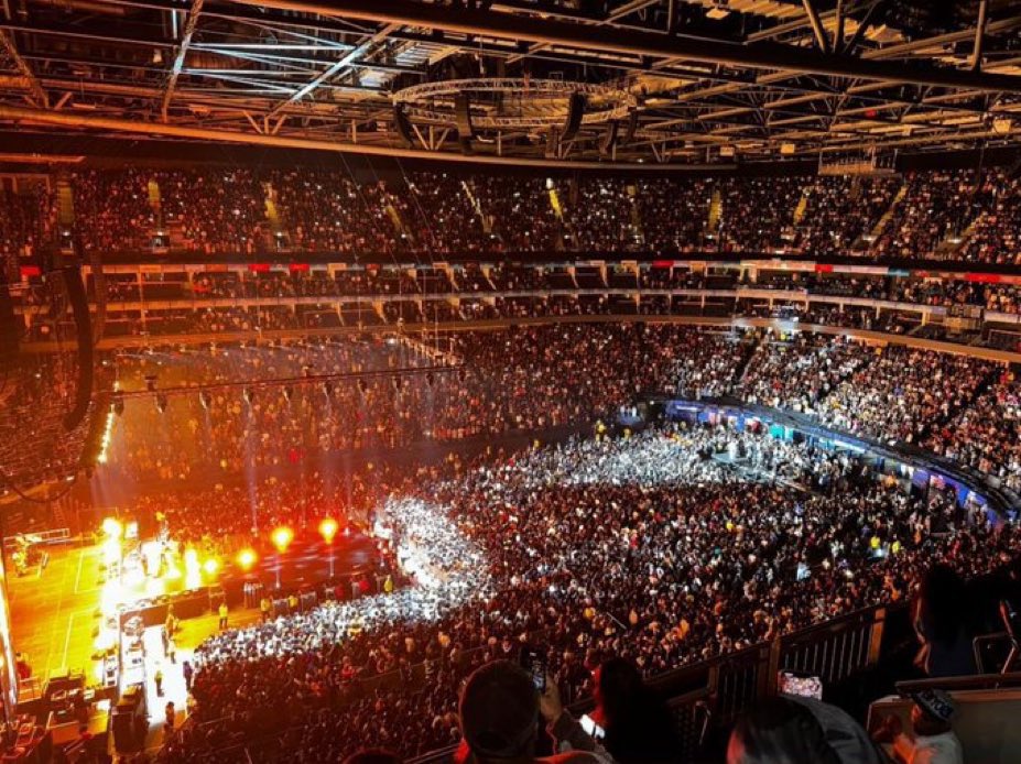 CityBoyABJ's tweet image. Selling out the O2 Arena these days is like drinking water to #Davido
#DavidoO2Arena

001 for a reason
That Grammy(s) is inevitable
