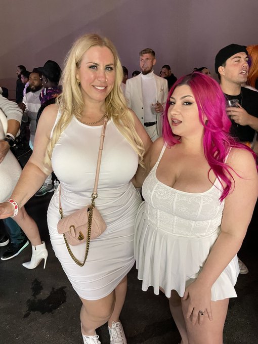 A couple pics from the white party with hotties @iamchanelbarbie and @Lila_lovelyxxx https://t.co/K1