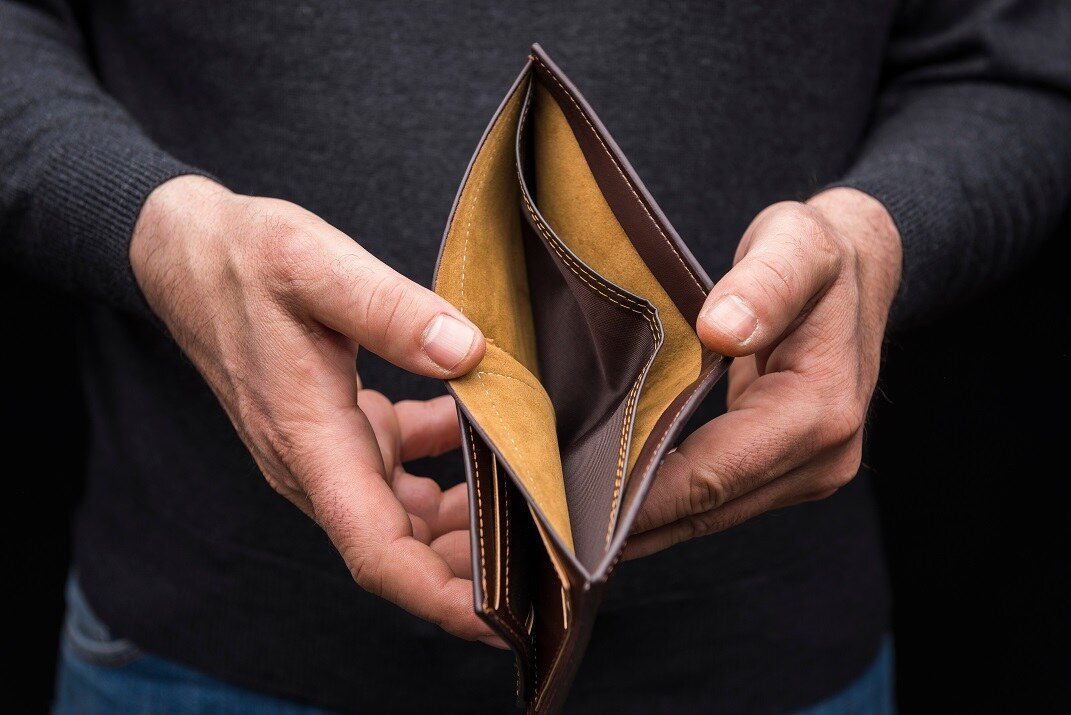 Hoe staat het met de bestaanszekerheid in de schoonmaaksector? De #SER meldt dat in een aantal beroepen een hoger risico op armoede is. Zo ook bij schoonmakers. Hoe uit zich dat in de praktijk? #VSR sprak erover met opleider Simone van Heck:  schoonmaakjournaal.nl/actueel/vsr-du…