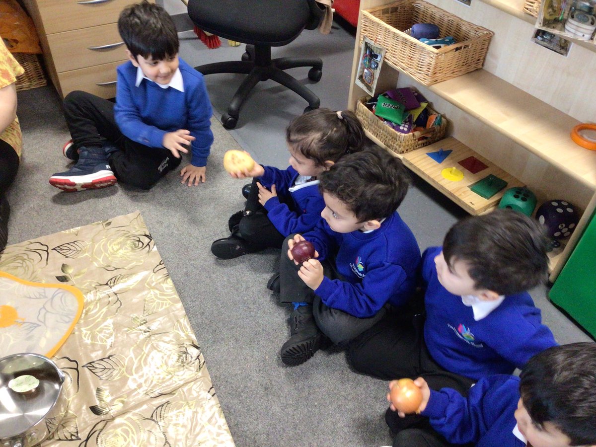 edgewickprimary's tweet image. On Friday Nursery made “Yummy” vegetable soup! We used our senses to talk about the vegetables and to try them afterwards. #EYFS #HealthyEating #Vegetablesoup