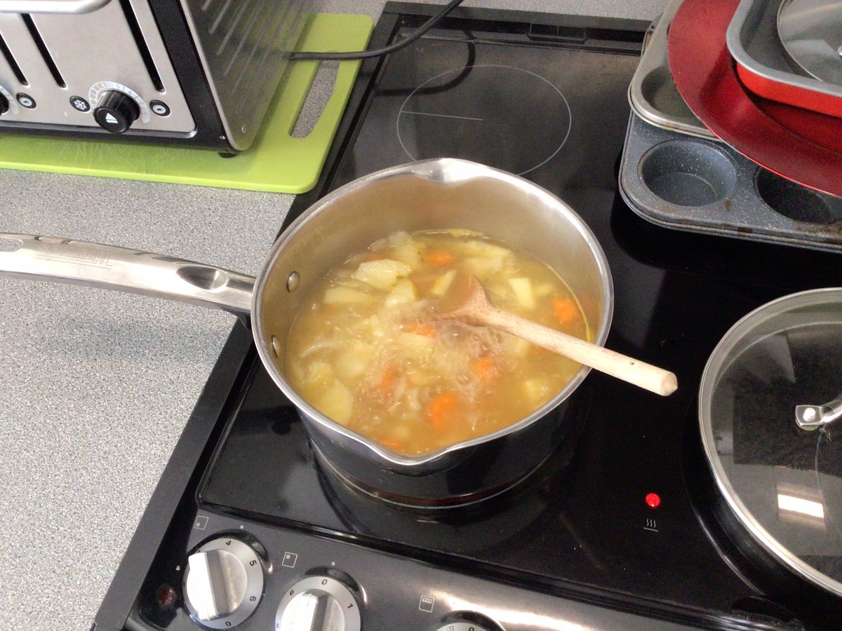 edgewickprimary's tweet image. On Friday Nursery made “Yummy” vegetable soup! We used our senses to talk about the vegetables and to try them afterwards. #EYFS #HealthyEating #Vegetablesoup
