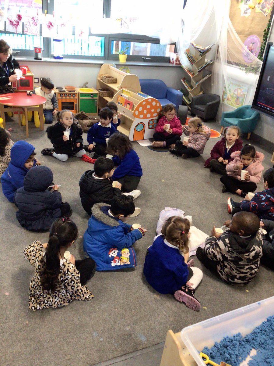 edgewickprimary's tweet image. On Friday Nursery made “Yummy” vegetable soup! We used our senses to talk about the vegetables and to try them afterwards. #EYFS #HealthyEating #Vegetablesoup