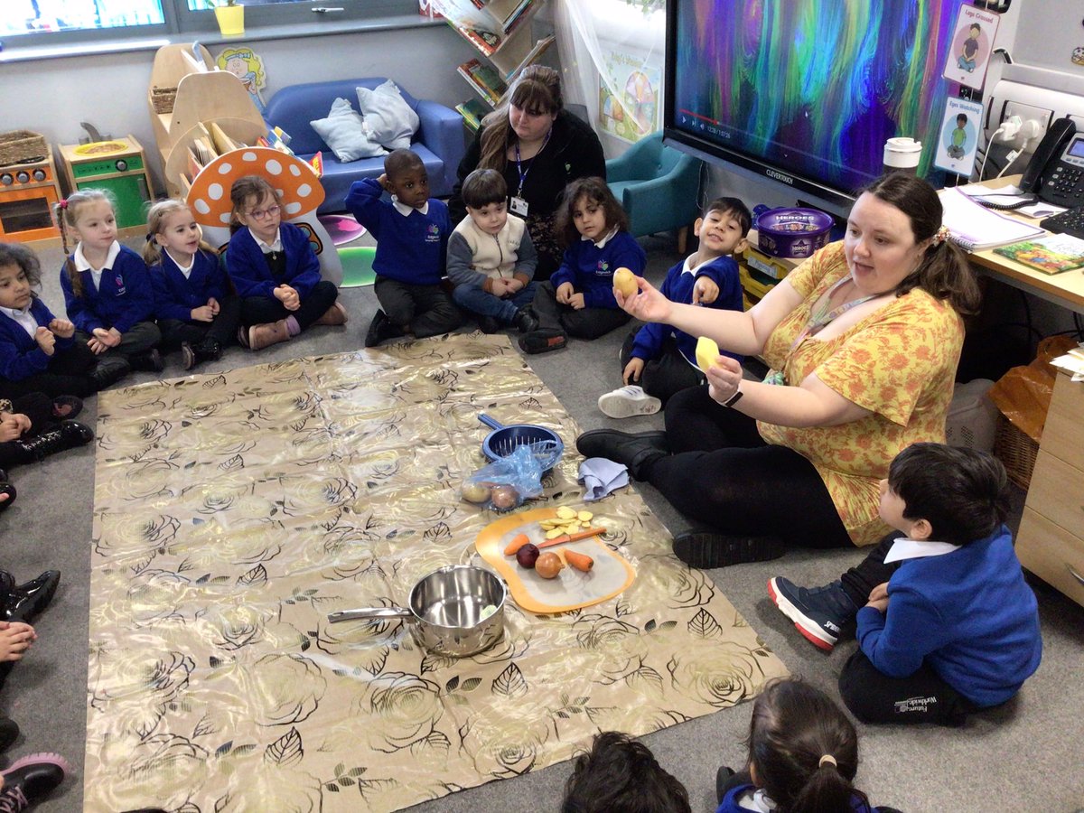 edgewickprimary's tweet image. On Friday Nursery made “Yummy” vegetable soup! We used our senses to talk about the vegetables and to try them afterwards. #EYFS #HealthyEating #Vegetablesoup