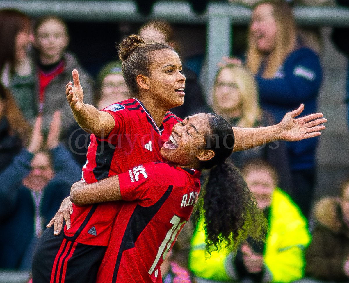 What an opportunity and what a match! <a href="/ManUtdWomen/">Manchester United Women</a> vs <a href="/AVWFCOfficial/">Aston Villa Women</a> 2-1 🔴⚪️⚽️
Massive thanks to <a href="/SheKicksMag/">She Kicks - women's football magazine</a> for having me!
#ManchesterUnited #WSL #BarclaysWSL #muwfc #womensfootball #Manchester