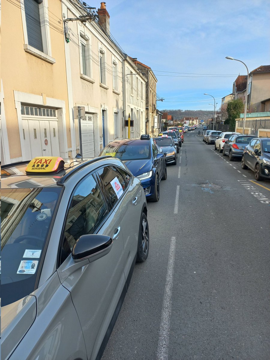 Plus de 80 taxis de Dordogne en colère roulent au pas dans la rue Talleyrand-Périgord