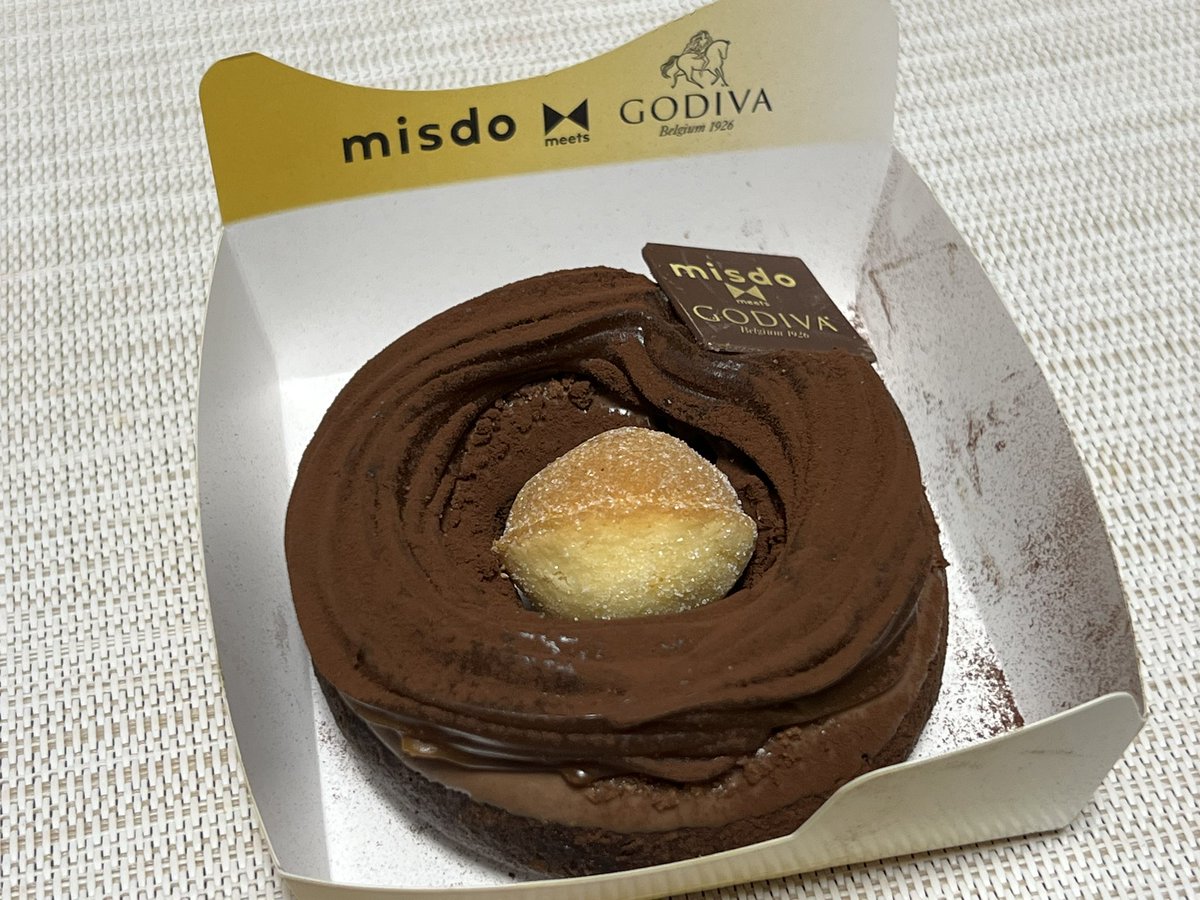 taaaano13's tweet photo. ミスドとゴディバのコラボドーナツ③🍩

キャラメルショコラもうまー😋上にリング状に乗っているクリームは一見チョコっぽいのですが、こちらはココアをまぶした塩バターキャラメルクリーム✨
甘さの中に若干の塩味を加えることで、最後まで食べ飽きないドーナツに仕上がっています◓さすがGODIVA！ https://t.co/kXHRjk7i2g