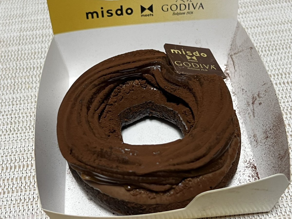 taaaano13's tweet photo. ミスドとゴディバのコラボドーナツ③🍩

キャラメルショコラもうまー😋上にリング状に乗っているクリームは一見チョコっぽいのですが、こちらはココアをまぶした塩バターキャラメルクリーム✨
甘さの中に若干の塩味を加えることで、最後まで食べ飽きないドーナツに仕上がっています◓さすがGODIVA！ https://t.co/kXHRjk7i2g