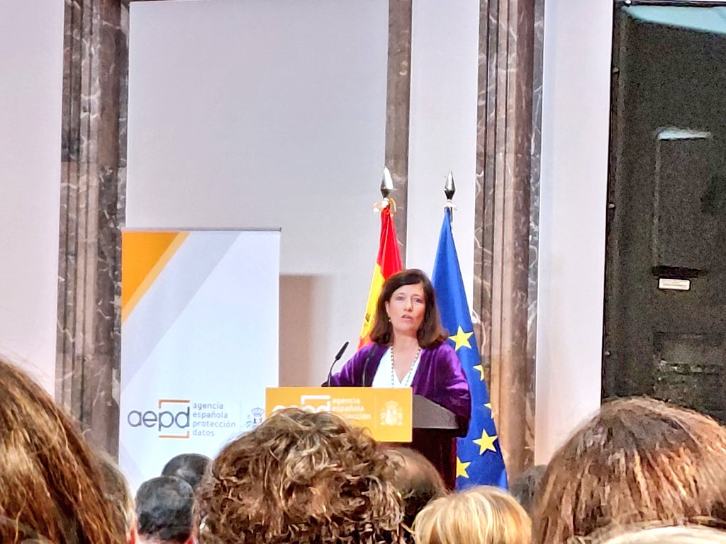 Carlosbfh's tweet photo. .@MarEspanaMarti presenta las líneas maestras de la Estrategia global de la @AEPD_es para la protección de los menores en internet:
- Ley de protección integral
- Refuerzo de las garantías de los menores
- Lucha contra las prácticas ilícitas sobre menores
@LaLeyNext https://t.co/D8psXtXOMk
