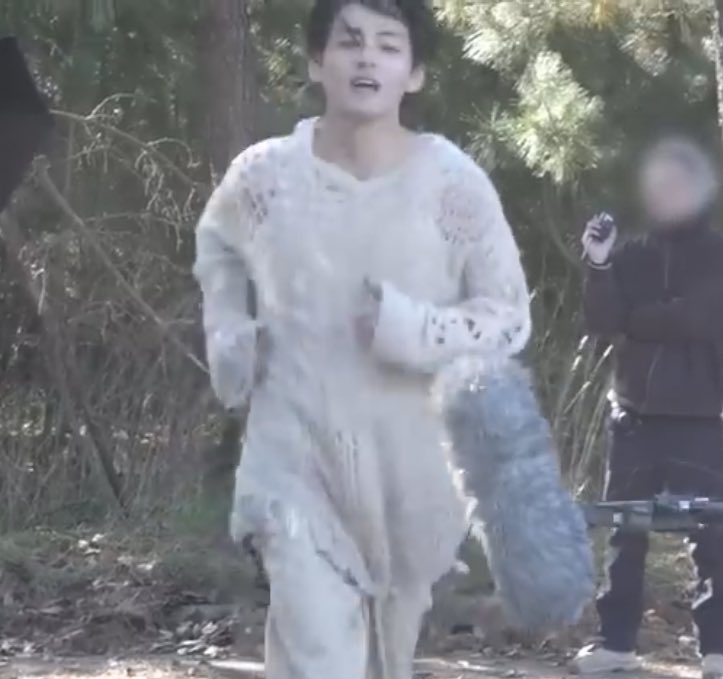 baby taehyung                  big taehyung