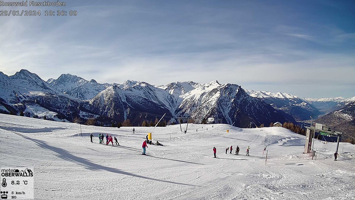 Alpenweerman's tweet photo. Omgekeerde wereld  -   Subsidentie inversie. 
Hoe hoger hoe zachter! Op 2100 meter is het hier in #Oberwallis op dit moment van schrijven 8.2°C en ook in de nachten komt het kwik niet onder de 5 graden. In het dal vriest het licht tot matig. #Ulrichen meldt -7.3°C 
📷 Rosswald skipiste Fleschboden (2123m)
