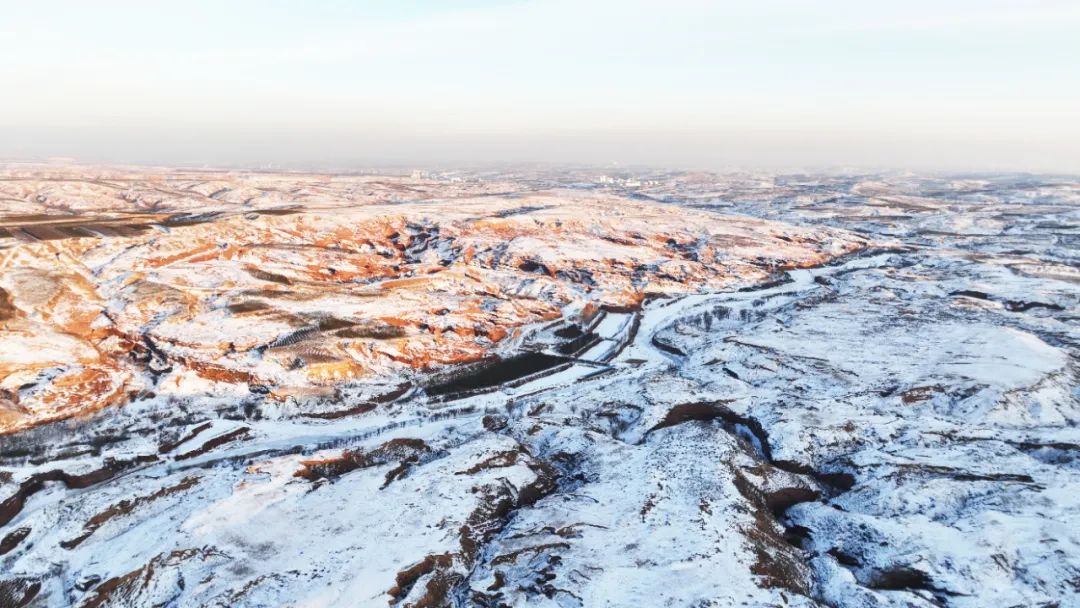 OrdosChina's tweet photo. What happens when white #snow meets a red #Danxia landform? Come to Ejin Horoo Banner, #Ordos, and witness this breathtaking scene! #BeautifulOrdos https://t.co/FYfODefZYK