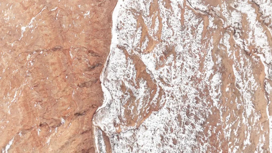 OrdosChina's tweet photo. What happens when white #snow meets a red #Danxia landform? Come to Ejin Horoo Banner, #Ordos, and witness this breathtaking scene! #BeautifulOrdos https://t.co/FYfODefZYK