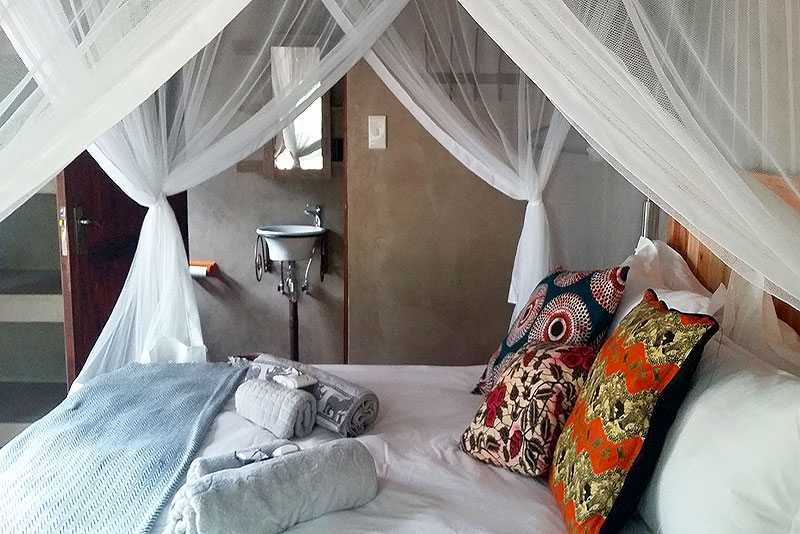 Marloth Kruger Whispering Ants ~ #selfcatering holiday accommodation in #MarlothPark, #KrugerPark. SEE MORE 👉 tinyurl.com/mrycdbwa
The house has an elegant rustic look and is surrounded by bush veld, bird and animal life and provides tranquillity and privacy.