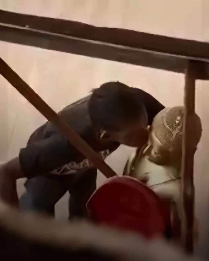 แค่จูบเบาๆเท่านั้น ทำเอาฉันสั่นไปทั้งผ้าไตร 
ตอนที่โยมจูบฉัน ปัจจัยไหวหวั่นล่องลอยแสนไกล