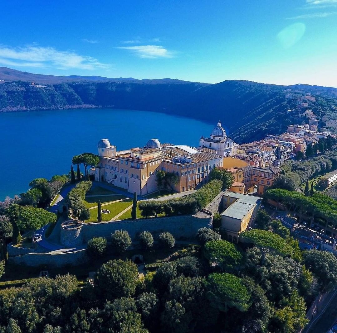 Turismo Roma (@turismoromaweb) on Twitter photo L'antico borgo di Castel Gandolfo si affaccia in tutta la sua bellezza sulle placide acque del lago di Albano.
The village of Castel Gandolfo overlooks the beautiful Lake Albano.
📸 IG: unviaggiodasclero
<a href="/ParcoCastelli/">ParcoCastelliRomani</a> #VisitRome #VisitLazio L'antico borgo di Castel Gandolfo si affaccia in tutta la sua bellezza sulle placide acque del lago di Albano.
The village of Castel Gandolfo overlooks the beautiful Lake Albano.
📸 IG: unviaggiodasclero
<a href="/ParcoCastelli/">ParcoCastelliRomani</a> #VisitRome #VisitLazio