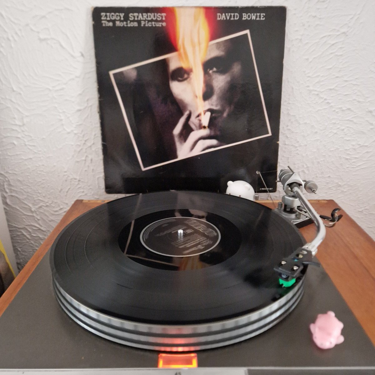 Welcome to Joel's Vinyl Adoption Agency 🐶🐱 

This double LP soundtrack to Ziggy Stardust has plenty of light marks, but it is still very playable, and the sleeve is holding together. The adopter will be happy, I'm sure.

To adopt comment, "Moonage Daydream".