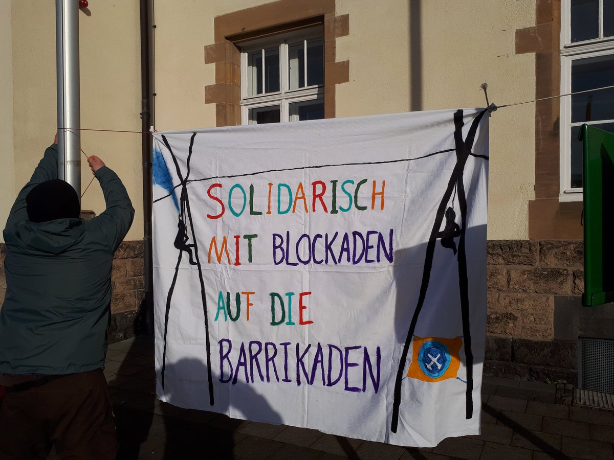 BlockNeurath's tweet image. Im Amtsgericht #Grevenbroich startet der 2. Verhandlungstag gegen die dritte Angeklagte von #BlockNeurath, draußen wird die Mahnwache aufgebaut. Heute gibt es Küche für alle unter dem Motto &quot;Gerichte sind zum Essen da&quot;