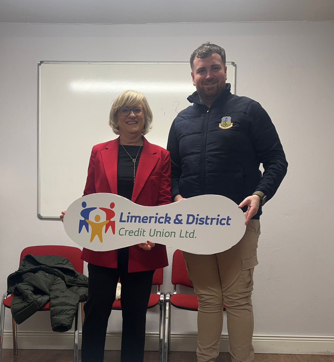 Limerick & District Credit Union are delighted to support @ClaughaunCLG ! 💚 Pictured here is Fiona Cox B.D.M presenting a cheque to Jack Wallace Chairman of Claughaun GAA Club!