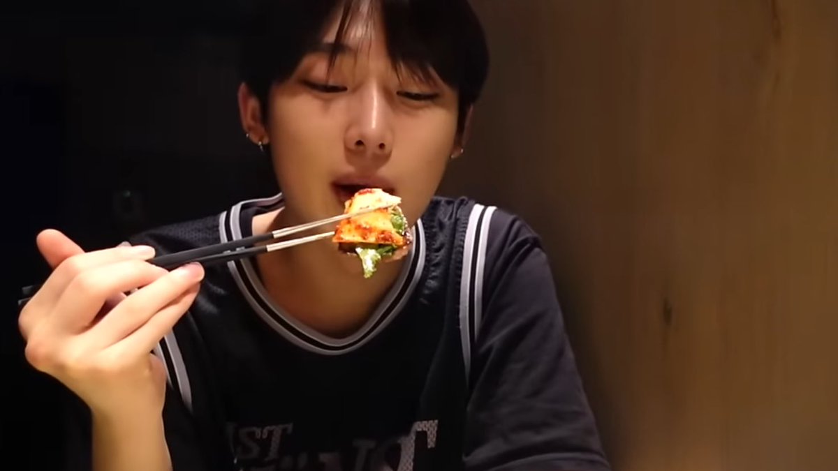 babesunixx's tweet photo. ชอบเวลาที่เห็นน้องซอนอูเค้าได้ไปช็อปปิ้งนั่งกินอาหารอะไรแบบนี้มากㅠㅠㅠㅠ ไปดูเสื้อซื้อแว่นนั่งกินข้าวกินไอศครีม ของหวานช็อกโกแลตของชอบน้องทั้งนั้นเลย ปิดท้ายบอกว่าวันนี้มีความสุขมากเลยครับ ดีใจที่ได้เห็นน้องพักผ่อนมาทำนู่นทำนี่คนเดียว vlog สั้นๆของน้อง🥺😭 https://t.co/tbMtJcwvcU