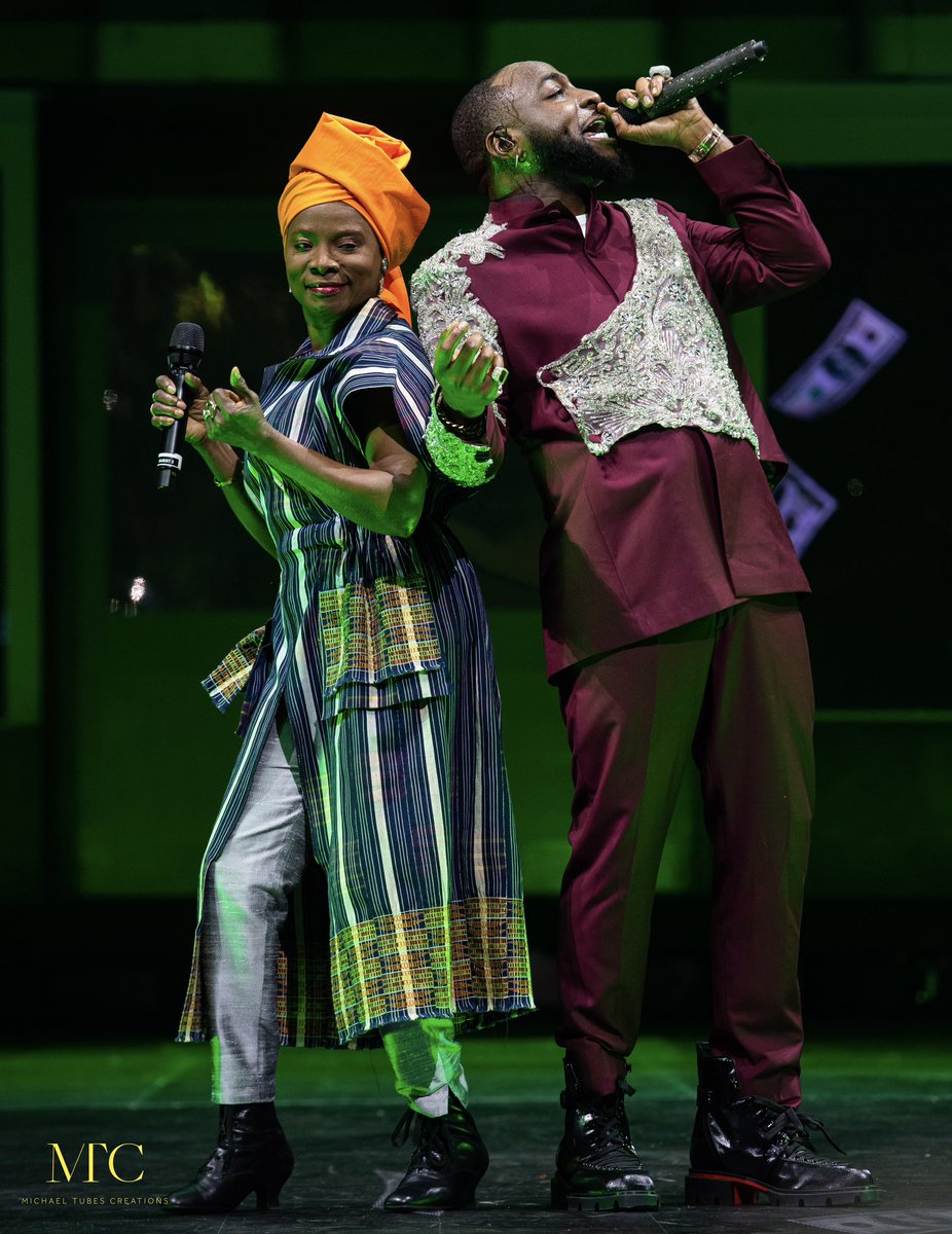 #TIMELESS
💃🏿Singing with @davido at the sold out O2 Arena in London yesterday!
📸: Michael Tubes
👗: Imane Ayisse