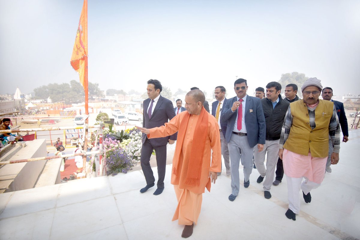 इष्टदेव मम बालक रामा... आज श्री अयोध्या धाम में प्रभु श्री रामलला के दर्शन-पूजन कर संपूर्ण सृष्टि के सुख-समृद्धि हेतु प्रार्थना की। इस अवसर पर श्रीराम जन्मभूमि मंदिर के निर्माण कार्यों का निरीक्षण कर संबंधित अधिकारियों को आवश्यक दिशा-निर्देश भी दिए।