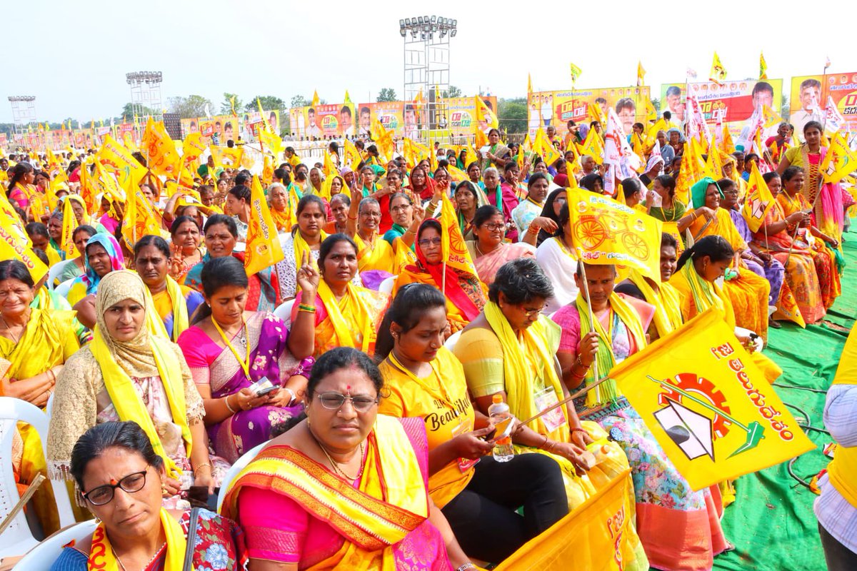 DhulipallaNk's tweet photo. తెలుగుదేశం పిలుపుతో కదలివచ్చిన మహిళా లోకం..! ఎన్టీఆర్ ప్రాంగణంలో ఆడపడుచుల కోలాహలం.

#PonnurWelcomesCBN
#RaaKadaliRaaPonnur
#CBNinPonnur
#రాకదలిరా
#RaaKadaliraa https://t.co/JxUD4G3U25