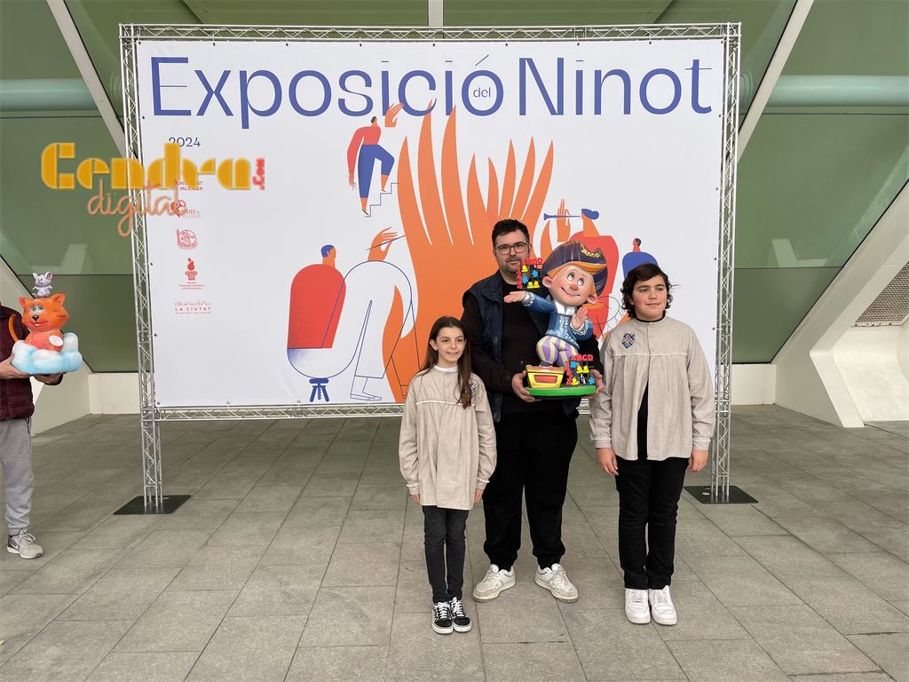 Juanjo Salom entrega el ninot de la Falla Poeta Emilio Baró-Enrique Ginesta #exponinot24