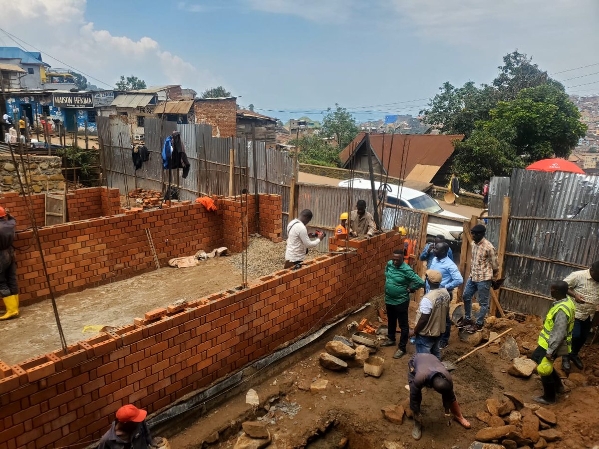 PROECCOSudKivu's tweet photo. La semaine dernière a été marquée par la visite spéciale des chefs de divisions provinciales des travaux publics, de l'habitat et de l'urbanisme sur les sites de construction des bâtiments modèles à Bukavu.   

#BatirLocalBatirLAvenir https://t.co/ndYNo4s8yi