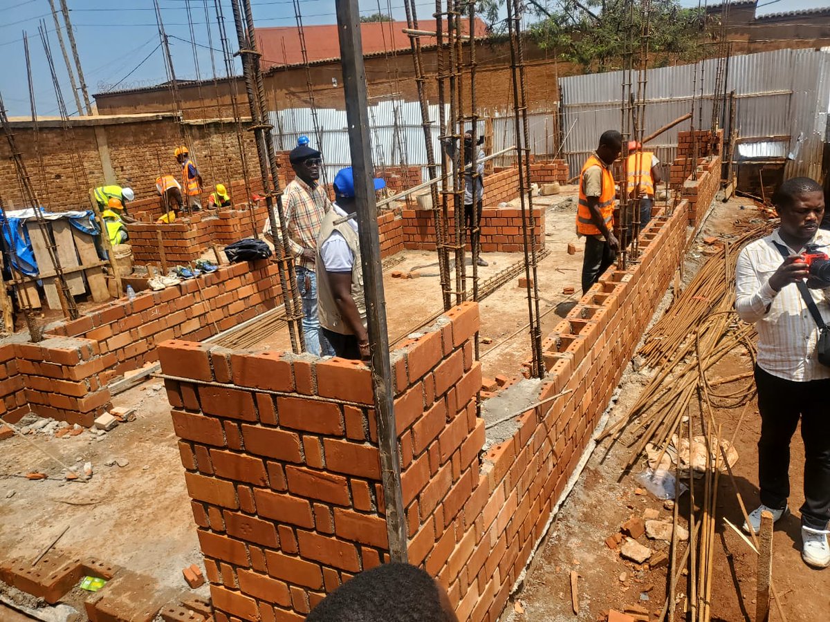 PROECCOSudKivu's tweet photo. La semaine dernière a été marquée par la visite spéciale des chefs de divisions provinciales des travaux publics, de l'habitat et de l'urbanisme sur les sites de construction des bâtiments modèles à Bukavu.   

#BatirLocalBatirLAvenir https://t.co/ndYNo4s8yi