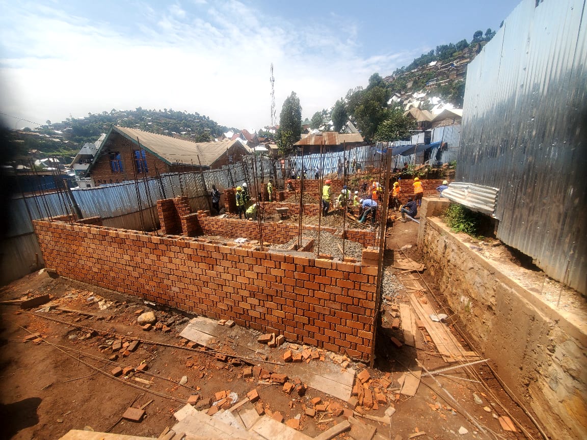 PROECCOSudKivu's tweet photo. La semaine dernière a été marquée par la visite spéciale des chefs de divisions provinciales des travaux publics, de l'habitat et de l'urbanisme sur les sites de construction des bâtiments modèles à Bukavu.   

#BatirLocalBatirLAvenir https://t.co/ndYNo4s8yi