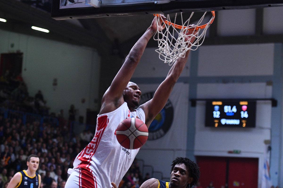 PallVarese's tweet photo. 𝙇𝙚𝙩’𝙨 𝙠𝙚𝙚𝙥 𝙤𝙣 𝙥𝙪𝙨𝙝𝙞𝙣𝙜 🔥

📸 #Ciamillo&amp;Castoria 

#NoiSiamoVarese #YourStoryOurStory https://t.co/mxFX82N68w