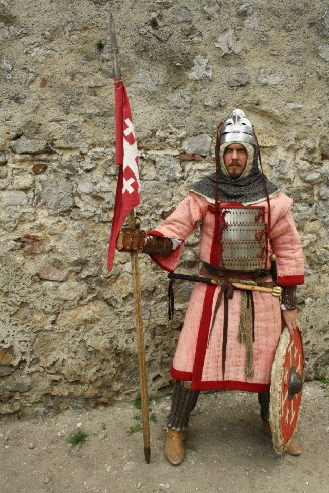 12世紀、ターコポール（Turcopole）のリエナクトメント。語源はτουρκόπουλοι（トルコ人の子）であり、ビザンツ帝国や十字軍国家で雇用された改宗トルコ人の軽騎兵、弓兵を指す。ビザンツ帝国にはトルコ人など遊牧民族の軽騎兵が存在し、十字軍のターコポール雇用はそれに影響されたという。